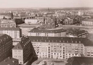 Dresden. Blick vom Rathausturm nach Norden über die Ernst-Thälmann-Straße zum Neumarkt mit Ruine der Frauenkirche