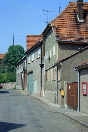 Dorfstraße mit Häuserzeile; Gehöfteinfahrten