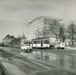 Berlin. Blick über eine Straße gegen Bürohaus der Dresdner Bank, davor Straßenbahnzug der Linie 6 zum Bahnhof Zoo