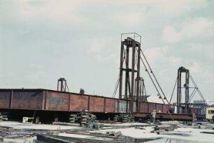 Die Neue Nationalgalerie im Bau. Je Dachseite zwei Montagestützen für das Lift-Slab-Verfahren. Berlin-Tiergarten, Potsdamer Straße