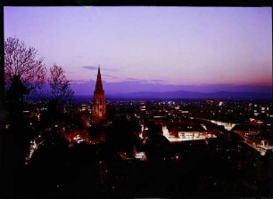 Freiburg: Münsterbeleuchtung bei Dämmerung, vom Schlossberg