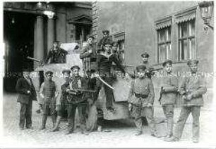 Revolutionäre mit Panzerwagen im Schlosshof