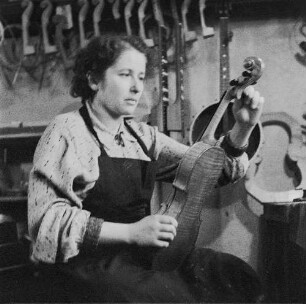 Markneukirchen : Musikinstrumentenbau Markneukirchen. Geigenbaumeisterin Johanna Schuricht in ihrer Werkstatt
