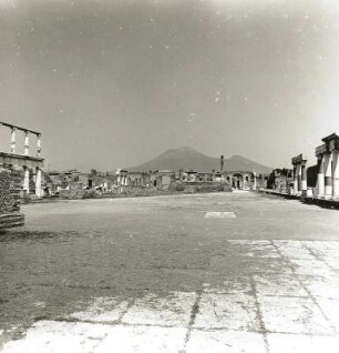 Pompeji. Forum Civile. Blick nach Norden gegen Vesuv