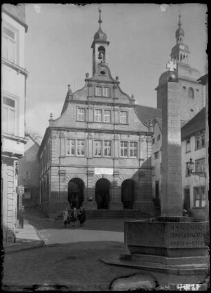 Rathaus Buchen mit Gefallenendenkmal