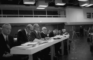 Freiburg: Kongresshalle [am Karlsplatz], am Tisch, Bundespräsident Heinemann, Dr. Werner Hoffmann