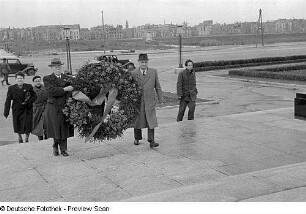 Aufnahmen einer Kranzniederlegung am sowjetischen Ehrendenkmal in Berlin-Tiergarten