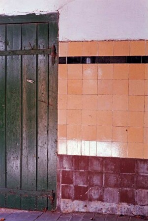 Fritz-Berodt-Straße 7-9: Hofanlage: Innenansicht, Detailaufnahme: Holztür, Fliesenwand