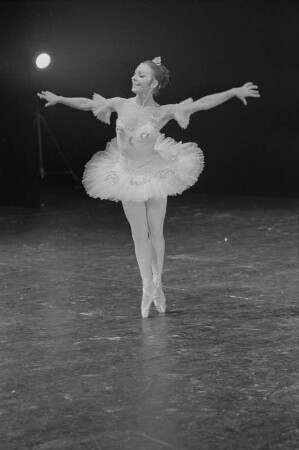 Szenenbilder aus einer Gala-Ballett-Soiree. Deutsche Staatsoper Berlin, 29.01.1972