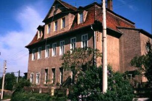 großes Wohnhaus