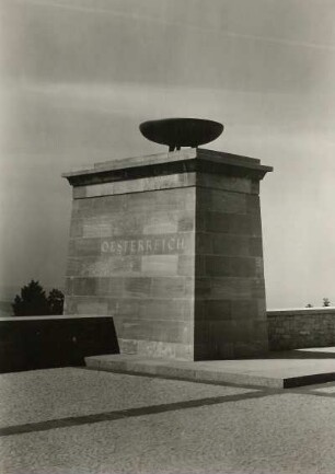 Weimar. Nationale Mahn- und Gedenkstätte Buchenwald auf dem Ettersberg. Straße der Nationen. Pylon mit Flammenschale "Österreich"