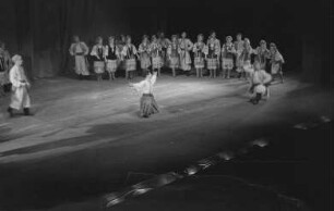 Moissejew-Ensemble im Admiralspalast : Auftritt einer Volkstanzgruppe