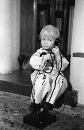 Bukarest: Söhnchen [Festenberg], am Telefon im rumänischen Kostüm