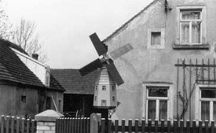 Schwepnitz-Grüngräbchen. Miniaturwindmühle, Haus-Nr. 43