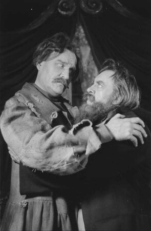 Szenenbilder aus dem Stück "Der Wald" von Alexander Nikolajewitsch Ostrowski am Hebbel-Theater Berlin