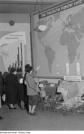 Besucher vor einer Informationstafel über die Exportentwicklung der DDR