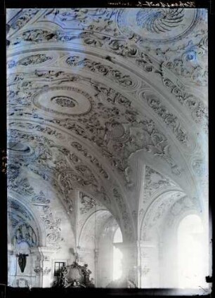 Kirche; Gewölbeabsatz der südlichen Wand