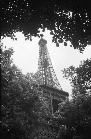 Paris: Eiffelturm, von unten durch Bäume