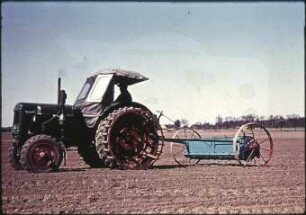 Radschlepper RS 14/30 mit Gitterrädern und Tellerdüngerstreuer D 010
