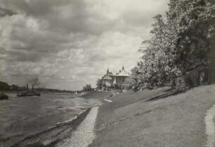Elbtal mit Lustschloss Pillnitz. Blick elbabwärts (am Leinpfad) zum Wasserpalais. Auf der Elbe ein Schleppdampfer und ein Segelboot