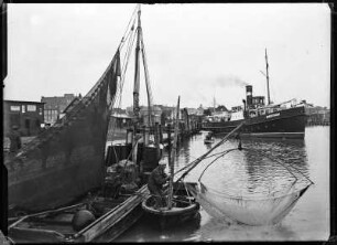 Husum. Hafen mit Fischereiboot und abfahrenden Dampfer "Nordstrand"