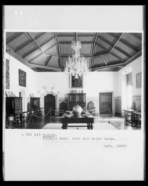 Saal mit roter Decke
