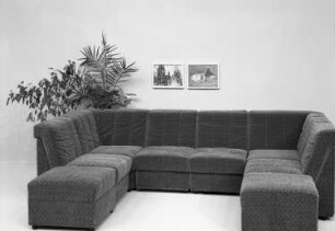 Sitzgruppe : Sitzgruppe. Holz, Polsterung mit roséfarbenem Mischgewebebezug (1989; VEB Thüringer Möbelkombinat Suhl). Suhl: Hausmesse des VEB Thüringer Möbelkombinates Suhl