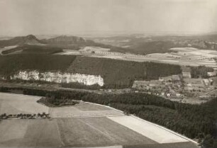 Elbsandsteingebirge. Blick vom Lilienstein nach Nordwest. Im Vordergrund die Ebenheit, im Elbtal die Biederen Kirchleither Brüche und Dorf Strand. Links Kleiner Bärenstein, anschließend Großer Bärenstein, rechts Rauensteinkette. Hintergrund Mitte Borsberg, Triebenberg