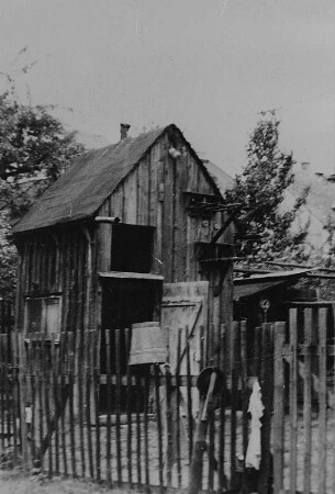 Der Holzschuppen/Taubenverschlag des Kleinbauern Otto Schreiter, in dem er zwischen 1933 und 1945 die Bündnisfahne mit der Aufschrift "Für das Bündnis der Arbeiter und Bauern" versteckt haben soll : Der Holzschuppen/Taubenverschlag des Kleinbauern Otto Schreiter in Großolbersdorf