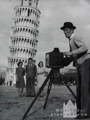 Pisa. Fotograf fotografiert Passanten vor dem Schiefen Turm
