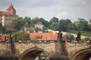Prag - Blick auf die Kleinseite : Blick von der Altstadtseite auf Teile der Karlsbrücke zur Kleinseite mit Teilen der Burg (links) Hradschin, aufgenommen 2006 in Prag