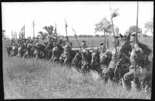 Oschatz. Ulanen - Abteilung in Deckung abgesessen