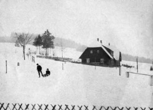 Försterhaus und Kinder mit Schlitten