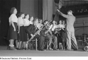 Blick auf die Bühne mit einem Chor und Instrumentalisten