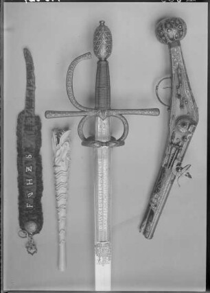 von links nach rechts: Hundehalsband, Rufhorn, Rapier (Gefäß und Klingenansatz), Pistole "Puffer"