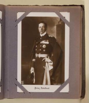 Albumseite 41 mit Postkarte (Prinz Adalbert) : Sammelalbum mit Postkarten-Porträts von Mitgliedern des Hauses Hohenzollern. Kartoneinband, bedruckt und beklebt mit Kordelbindung; 17 x 15 x 3 cm (um 1915). Dresden: SLUB/DF 2001.B.2