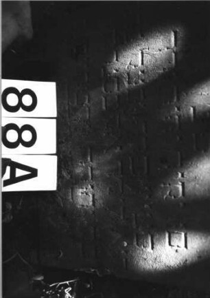 Grabstein 88 (Index: 100084946) Zustand: Schriftplatte auf Vorderseite entfernt Maße HxBxT: 40x40x50 cm Beschreibung: Block, Sockel, rustica, Schriftplatte, rechteckig: Grabstein 88A