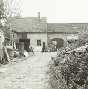 Dresden-Mockritz, Altmockritz 13. Bauernhof (1. H. 19. Jh.). Scheune und Stallgebäude