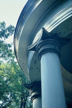 Säule, Kapitell und Dach am Tempel im Park, der um 1785 entstand