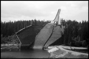 Oslo: Holmenkollenschanze, Vordergrund See