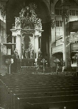 Dreikönigskirche : Innenansicht mit zweiter Empore. Blick zum Altar (Thomae, B. 1738)