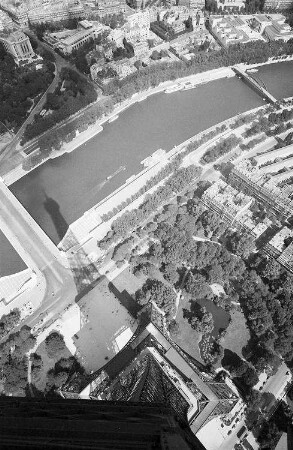 Paris: Eiffelturm, Blick von der Spitze, senkrecht herunter mit Schatten und Seinebogen
