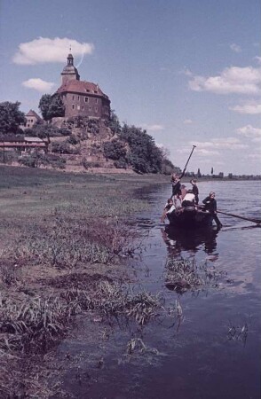 Hirschstein. Blick nach Neuhirschstein mit Schloss, Ruderboot auf der Elbe