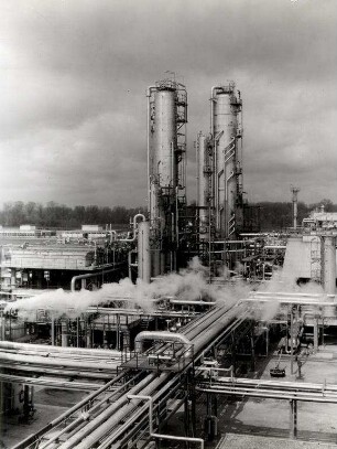 OMW - Oberrheinische Mineralölwerke. Erinnerungsalbum für OB Günther Klotz über die Errichtung und bauliche Entwicklung der Ölraffinerie - Raffineriegelände