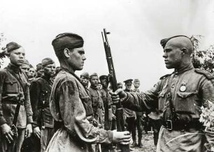 Vor der Schlacht am Kursker Bogen. Der Kommandeur einer sowjetischen Einheit übergibt einem Soldaten das Gewehr