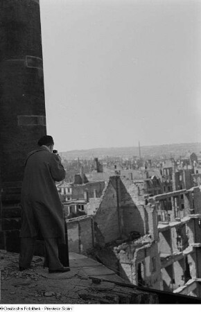 Roger Rössing beim Fotografieren zerstörter Gebäude