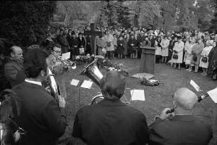 Gedenkfeier des Kreisverbands des Vertriebenenbundes auf dem Karlsruher Hauptfriedhof am Gedenkkreuz für die Heimatvertriebenen an Allerheiligen