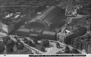Berlin-Kreuzberg. Stadtteilansicht mit Anhalter Bahnhof (1874-1880; F. Schwechten). Luftbild-Schrägaufnahme von Norden