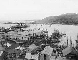Passagierdampfer Victoria Luise im Hafen von Hammerfest : Nordlandreisen. Passagierdampfer Victoria Luise im Hafen von Hammerfest. Blick über die Stadt