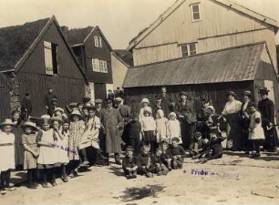 Thorshaven/Färöer Inseln (Dänemark). Gruppenbildnis mit einheimischen Kindern und Touristen